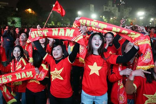 U22 Việt Nam vô địch SEA Games 2019: CĐV Việt Nam xuống đường 'đi bão' mừng HCV