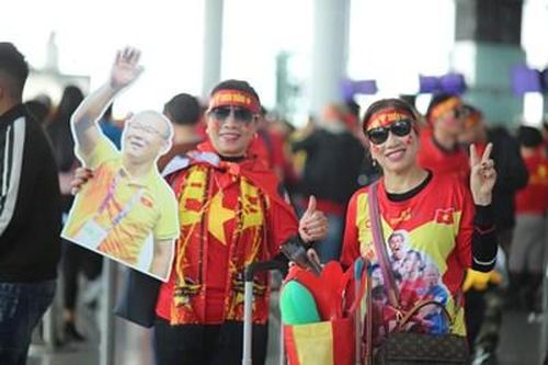 Hàng nghìn cổ động viên lên đường cổ vũ U22 Việt Nam