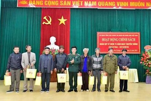 Cục Chính trị, Tổng cục Chính trị trao 30 suất quà tặng người có công