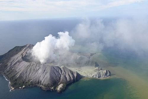 New Zeland: Núi lửa bất ngờ phun trào, 5 người thiệt mạng