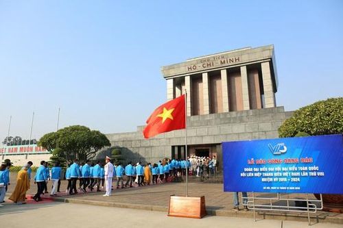 1.000 đại biểu thanh niên báo công dâng Bác trước thềm đại hội