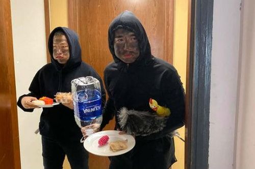 'Sao' đua 'trend mặt đen' phản cảm