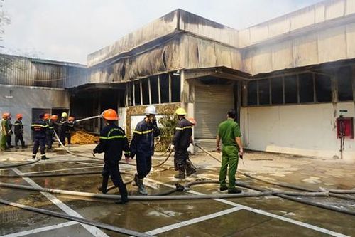 Kinh hoàng cháy xưởng gỗ cạnh công ty kinh doanh ga