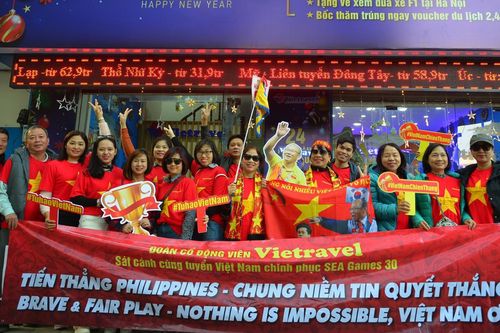 Cổ động viên 'nhuộm đỏ' sân bay, sang Philippines 'tiếp lửa' cho U22 Việt Nam