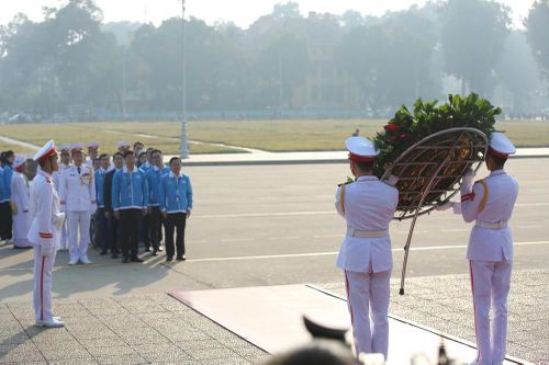 1.000 đại biểu báo công, viếng Lăng Chủ tịch Hồ Chí Minh