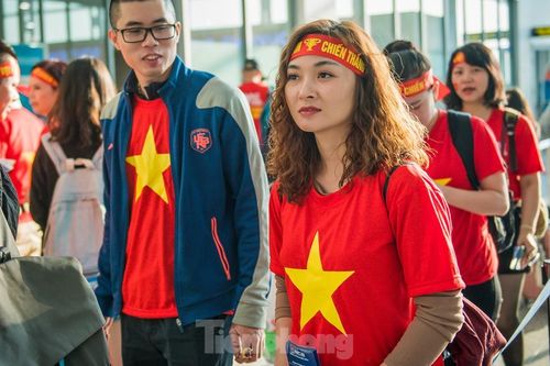 Hàng nghìn CĐV nhuộm đỏ sân bay, sang Philippines cổ vũ U22 Việt Nam