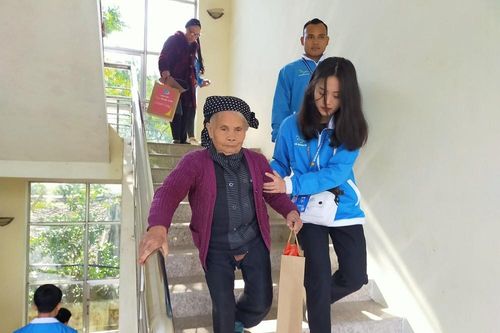Đại biểu thanh niên tri ân người có công với cách mạng