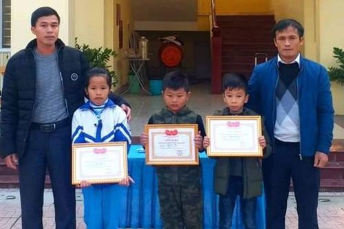 Khen thưởng 3 học sinh có hành động đẹp khi nhặt được của rơi