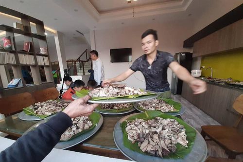 Nhà cầu thủ Hà Đức Chinh: Mổ lợn, làm 10 mâm khao người hâm mộ