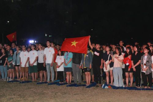 Từ ký túc xá, hàng trăm sinh viên chào cờ cộng hưởng cùng đội tuyển U22 Việt Nam