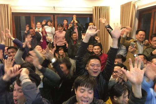 Cổ động viên cháy hết mình tại nhà tiền đạo Hà Đức Chinh