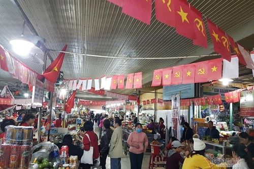 Tiểu thương Đà Nẵng treo cờ kín chợ, nhảy múa cổ vũ tuyển Việt Nam