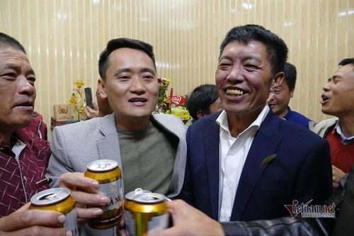 Người hâm mộ vượt 500 km về Thái Bình gặp gia đình Văn Hậu