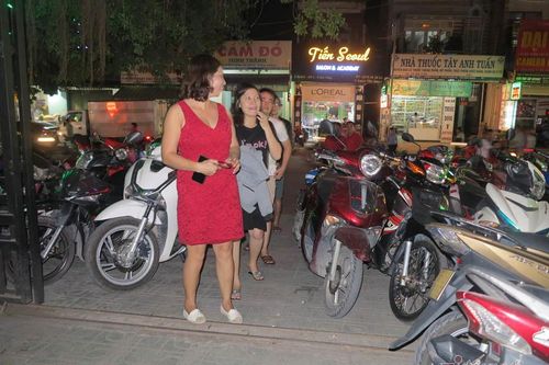 Bố mẹ Tiến Linh phải bưng bê, giữ xe giữa lúc con trai lăn lộn trên sân