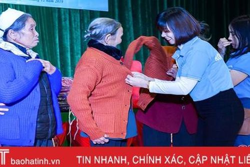 Sưởi ấm mùa đông cho các cụ già neo đơn ở vùng miền núi Kỳ Anh
