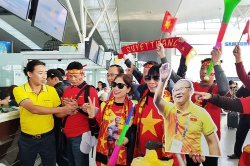 Hàng trăm cổ động viên nhuộm đỏ sân bay Nội Bài cổ vũ U22 Việt Nam