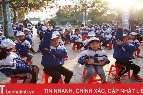 Học sinh Hà Tĩnh thích thú với 'Trường tiểu học chung tay tiết kiệm điện'