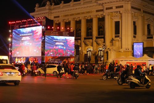 Người dân Hà Nội đổ xuống đường cổ vũ đội tuyển bóng đá trước giờ G