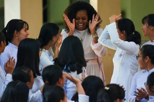 Hình ảnh cựu Đệ nhất phu nhân Mỹ Michelle Obama gần gũi với các nữ sinh Việt Nam