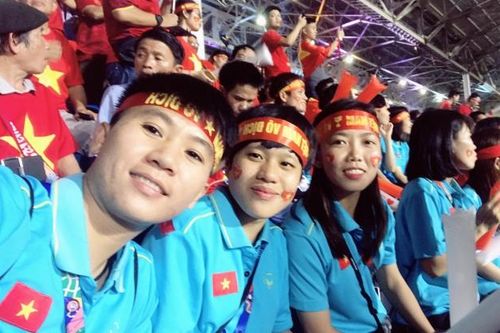 Tuyển nữ Việt Nam đến sân cổ vũ thầy trò HLV Park Hang Seo giành HCV SEA Games 30