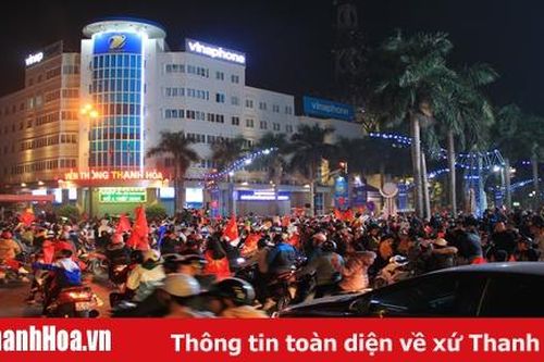 Người dân Thanh Hóa đổ ra đường ăn mừng tấm HCV SEA Games lịch sử của đội tuyển U22 Việt Nam