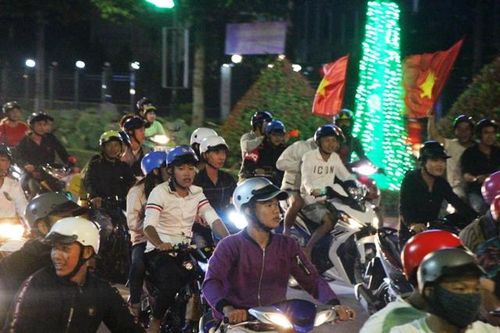 TP.Cao Lãnh: Người hâm mộ ra đường 'đi bão' mừng chiến thắng U22 Việt Nam