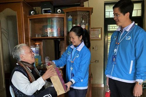 Đoàn đại biểu Hội LHTN Việt Nam tỉnh Lâm Đồng dự lễ báo công với Bác Hồ