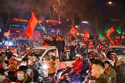 Cuồng nhiệt cổ vũ chiến thắng của đội tuyển bóng đá nam U22 Việt Nam