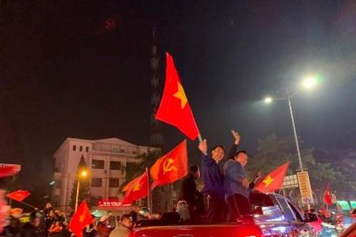 Người dân Ninh Bình xuống đường chung vui niềm vui chiến thắng