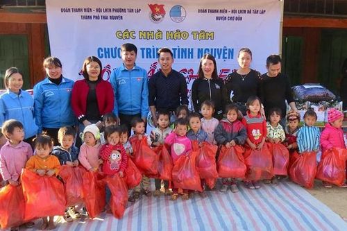 Tặng quà học sinh vùng cao