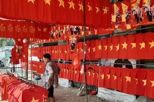 Đường phố rực đỏ đón chờ tin vui trận chung kết bóng đá