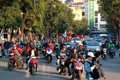 CĐV nhuộm đỏ phố phường Hà Nội trước giờ bóng lăn