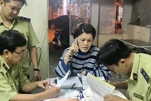 Tạm giữ hơn 3 nghìn chai nước hoa giả thương hiệu Miss Saigon