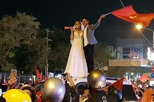 Đôi bạn trẻ chụp hình cưới giữa men say chiến thắng