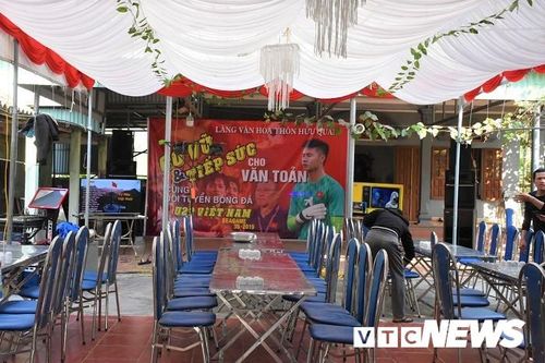 Nhà thủ môn Văn Toản dựng rạp, làm 30 mâm cơm cổ vũ U22 Việt Nam chung kết SEA Games 30