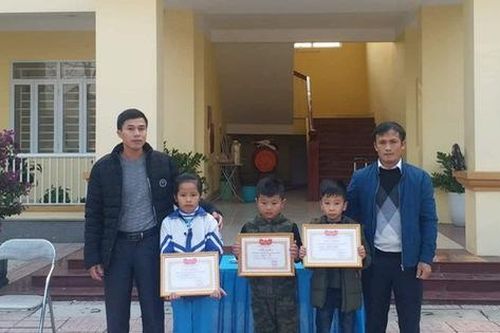 Hà Tĩnh: Khen thưởng 3 học sinh tiểu học nhặt được của rơi tìm người trả lại
