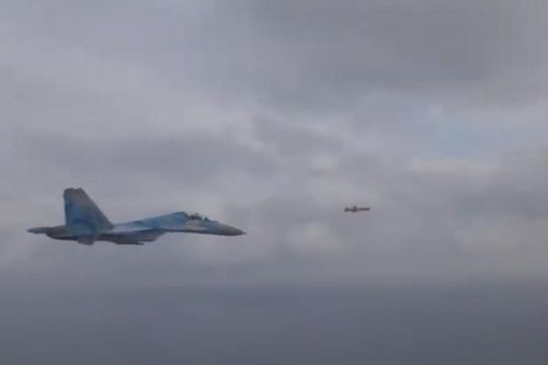 Tiêm kích Su-27 Ukraine đuổi theo tên lửa diệt hạm vừa phóng