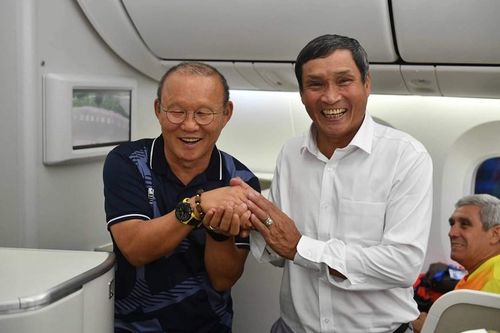 Những người hùng của bóng đá Việt Nam trên đường về nước