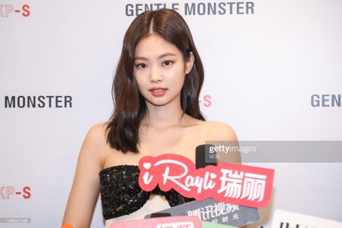 Jennie diện đầm hở vai, khoe xương quai xanh