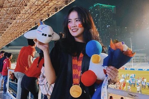 Bạn gái Văn Hậu khoe đeo HCV, check-in bên bạn trai ngay sau chung kết
