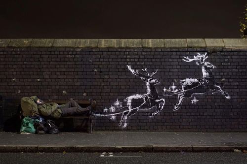 Tranh tường tuần lộc kéo người vô gia cư của Banksy bị thêm mũi đỏ