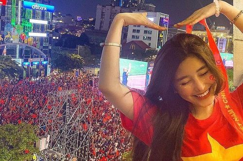 Hot girl Việt khoe ảnh đi bão, ăn mừng lớn khi U22 Việt Nam vô địch