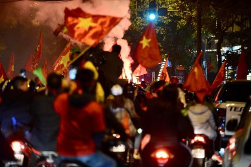 Công an tạm giữ nhiều CĐV đốt pháo sáng khi đi 'bão'
