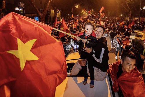 Tuấn Hưng và con trai đi bão đêm sau chiến thắng của U22 Việt Nam
