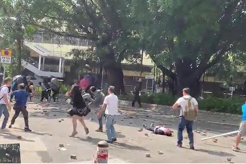Hong Kong rao thưởng 100.000 USD tìm kẻ ném gạch cụ ông giữa biểu tình