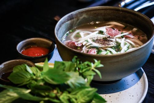Vợ chồng ông Obama ăn phở bò, cơm thịt kho, chả giò khi đến TP.HCM