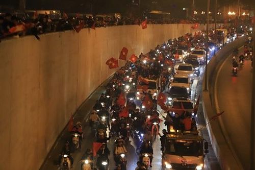 Hàng nghìn CĐV Việt Nam xuống phố ăn mừng ĐT U22 Việt Nam giành HCV Sea Games 30