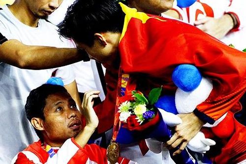Hành động đẹp của Đoàn Văn Hậu với tiền vệ của U22 Indonesia