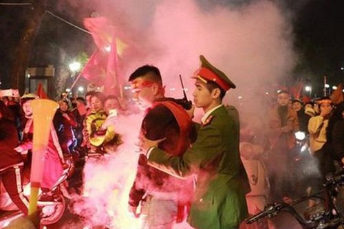 Đi 'bão' đêm mừng U22 Việt Nam chiến thắng, 7 đối tượng đốt pháo sáng bị bắt