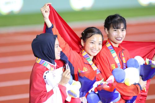 Việt Nam nhận cờ đăng cai SEA Games 31 tại Lễ bế mạc SEA Games 30